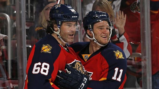 Hokejisté Floridy Jaromír Jagr (68) a Jonathan Huberdeau (11) oslavují gól českého útočníka - ilustrační foto. Hokejisté Floridy Jaromír Jagr (68) a Jonathan Huberdeau (11) oslavují gól českého útočníka - ilustrační foto.