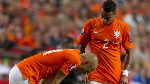 Arjen Robben (vlevo) se po 30 minutách zranil a duel proti Islandu nedohrál. Arjen Robben (vlevo) se po 30 minutách zranil a duel proti Islandu nedohrál.