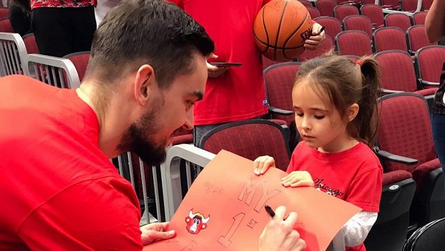 Malá fanynka Chicaga rozesmála českého basketbalistu Tomáše Satoranského. Přišla si pro podpis a tvrdila, že je to její první zápas Bulls. Čech odvětil, že pro něj taky. Malá fanynka Chicaga rozesmála českého basketbalistu Tomáše Satoranského. Přišla si pro podpis a tvrdila, že je to její první zápas Bulls. Čech odvětil, že pro něj taky.