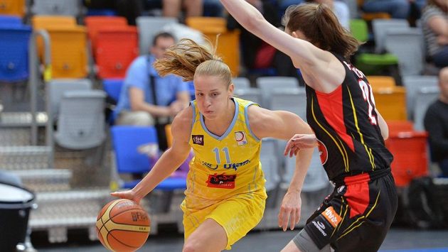 Kateřina Elhotová z USK Praha (vlevo) a Anna Hrušková z Hradce Králové v prvním utkání finále play off basketbalové ligy žen. Kateřina Elhotová z USK Praha (vlevo) a Anna Hrušková z Hradce Králové v prvním utkání finále play off basketbalové ligy žen.
