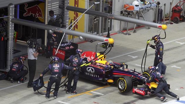 Vůz Sebastiana Vettela ze stáje Red Bull opouští dění VC Rakouska. Vůz Sebastiana Vettela ze stáje Red Bull opouští dění VC Rakouska.
