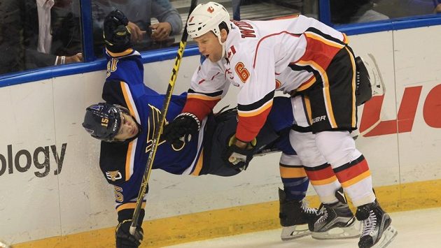 Hokejista Dennis Wideman se na ledě se soupeři ani se sudími nemazlí. Právě posíla k zemi Robbyho Fabbriho z týmu St. Louis Blues. Hokejista Dennis Wideman se na ledě se soupeři ani se sudími nemazlí. Právě posíla k zemi Robbyho Fabbriho z týmu St. Louis Blues.