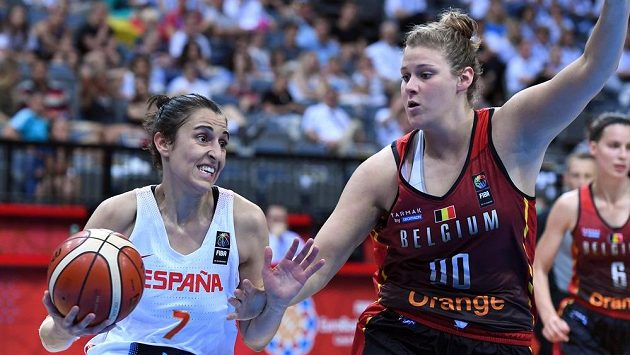 Alba Torrensová (vlevo) ze Španělska se snaží obejít bránící Kyaru Linskensovou z Belgie. Alba Torrensová (vlevo) ze Španělska se snaží obejít bránící Kyaru Linskensovou z Belgie.