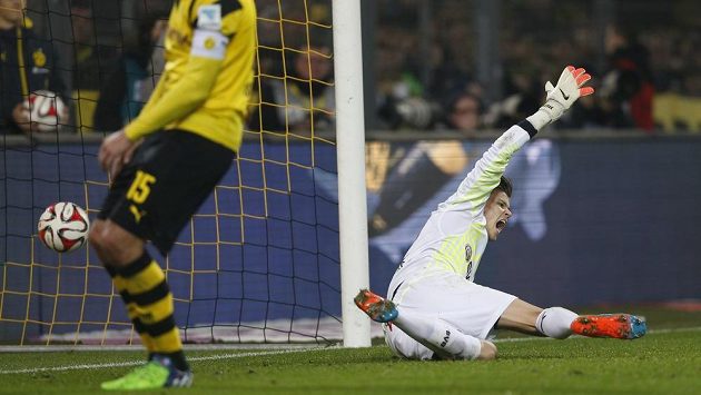 Rozladěný brankář Borussie Dortmund Mitch Langerak (vpravo) poté, co inkasoval gól v utkání s Wolfsburgem. Vlevo je stoper Mats Hummels. Rozladěný brankář Borussie Dortmund Mitch Langerak (vpravo) poté, co inkasoval gól v utkání s Wolfsburgem. Vlevo je stoper Mats Hummels.