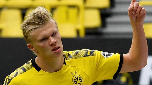 Norský útočník Erling Braut Haaland z Dortmundu potvrdil i utkání proti Schalke pověst střelce. Norský útočník Erling Braut Haaland z Dortmundu potvrdil i utkání proti Schalke pověst střelce.