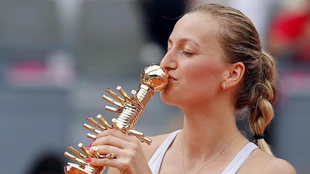 Petra Kvitová s trofejí pro vítězku turnaje v Madridu. Petra Kvitová s trofejí pro vítězku turnaje v Madridu.