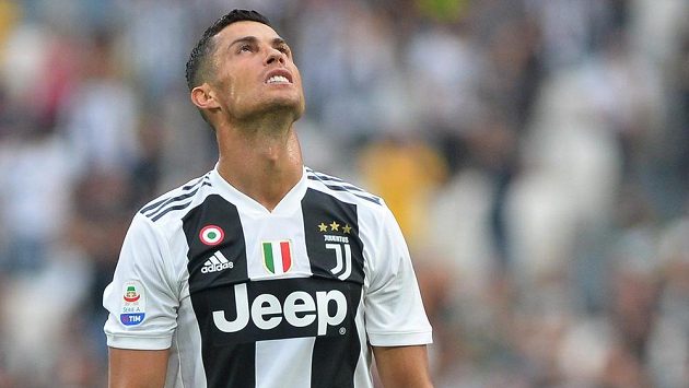 Stále čeká. Fotbalisté Juventusu porazili Lazio 2:0 a vyhráli i druhý zápas v nové sezoně italské ligy. Cristiano Ronaldo za obhájce titulu opět neskóroval. Stále čeká. Fotbalisté Juventusu porazili Lazio 2:0 a vyhráli i druhý zápas v nové sezoně italské ligy. Cristiano Ronaldo za obhájce titulu opět neskóroval.