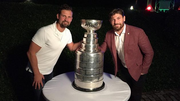 Slavný Stanley Cup budí pozornost všude, kde se objeví Slavný Stanley Cup budí pozornost všude, kde se objeví