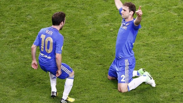 Autor vítězného gólu Chelsea ve finále Evropské ligy Branislav Ivanovič se raduje s Juanem Matou z výhry nad Benficou. Autor vítězného gólu Chelsea ve finále Evropské ligy Branislav Ivanovič se raduje s Juanem Matou z výhry nad Benficou.