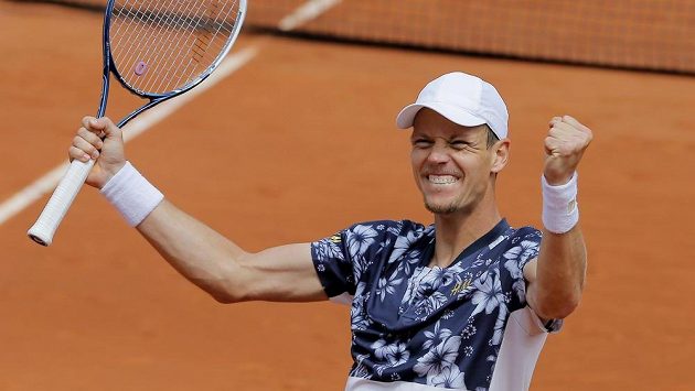 Tomáš Berdych se raduje z postupu mezi osmičku nejlepších na Roland Garros. Tomáš Berdych se raduje z postupu mezi osmičku nejlepších na Roland Garros.