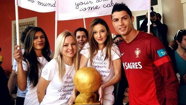 Cristiano Ronaldo dostal od lisabonských pekařek dort ve tvaru Zlatého míče. Cristiano Ronaldo dostal od lisabonských pekařek dort ve tvaru Zlatého míče.