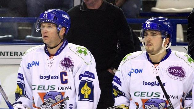 Pavel Patera (vlevo) na kladenské střídačce. Pavel Patera (vlevo) na kladenské střídačce.