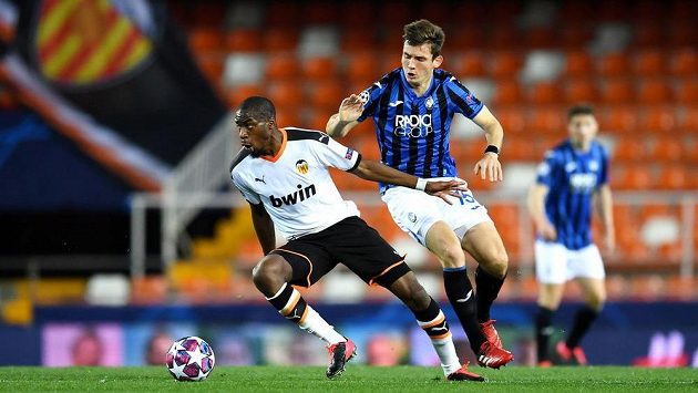 Geoffrey Kondogbia (vlevo) z Valencie v souboji o míč s Martenem de Roonem z Atalanty Bergamo. Ve Španělsku už se hrálo bez diváků. Geoffrey Kondogbia (vlevo) z Valencie v souboji o míč s Martenem de Roonem z Atalanty Bergamo. Ve Španělsku už se hrálo bez diváků.