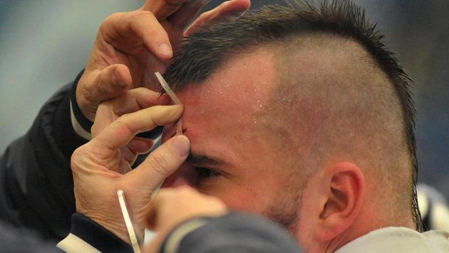 Brněnskému brankáři Marku Čiliakovi museli lékaři během zápasu s Hradcem sešít tržnou ránu na čele. Brněnskému brankáři Marku Čiliakovi museli lékaři během zápasu s Hradcem sešít tržnou ránu na čele.