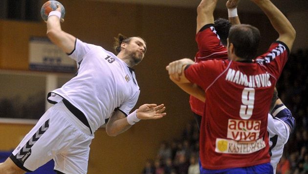 Český házenkář Pavel Horák (vlevo)v přípravném utkání se Srbskem. Český házenkář Pavel Horák (vlevo)v přípravném utkání se Srbskem.