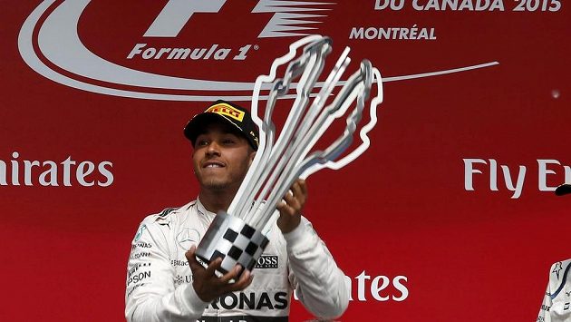 Brit Lewis Hamilton s trofejí pro vítěze Velké ceny Kanady vozů formule 1. Brit Lewis Hamilton s trofejí pro vítěze Velké ceny Kanady vozů formule 1.