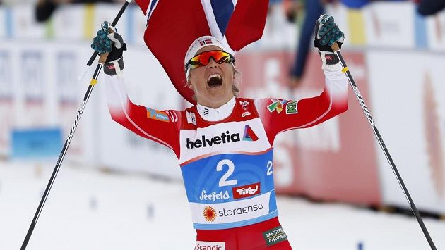 Therese Johaugová slaví triumf na MS. Therese Johaugová slaví triumf na MS.