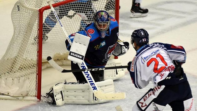 Vítkovický útočník Radoslav Tybor střílí v prodloužení rozhodující gól za záda chomutovského brankáře Jána Laca. Vítkovický útočník Radoslav Tybor střílí v prodloužení rozhodující gól za záda chomutovského brankáře Jána Laca.