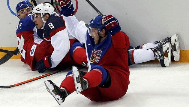 Aleš Hemský (vpravo) jásá, vyrovnal souboj s Američany na 1:1. Vlevo Marek Židlický, na němž leží Američan Zach Parise. Aleš Hemský (vpravo) jásá, vyrovnal souboj s Američany na 1:1. Vlevo Marek Židlický, na němž leží Američan Zach Parise.