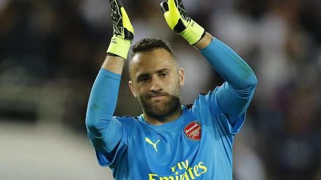 Brankář Arsenalu David Ospina děkuje fanouškům za podporu po zápase s Paris St. Germain. A fanoušci zase mohli děkovat jemu, vždyť zajistil Kanonýrům z Paříže bod. Brankář Arsenalu David Ospina děkuje fanouškům za podporu po zápase s Paris St. Germain. A fanoušci zase mohli děkovat jemu, vždyť zajistil Kanonýrům z Paříže bod.