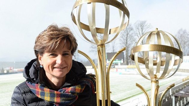 Jiřina Pelcová-Adamíčková s trofejemi. Jiřina Pelcová-Adamíčková s trofejemi.