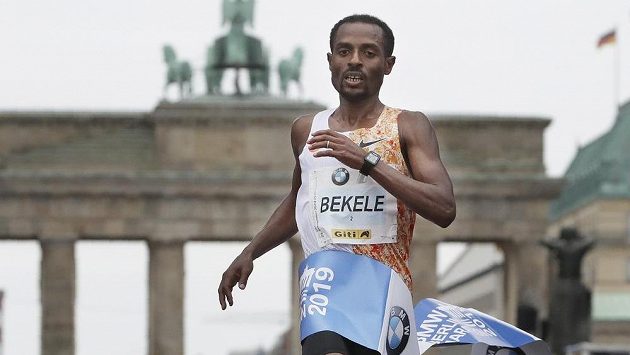 Etiopan Kenenisa Bekele vítězí v berlínském maratonu. Etiopan Kenenisa Bekele vítězí v berlínském maratonu.