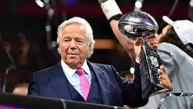 Majitel New England Patriots Robert Kraft pozvedá trofej Vincenta Lombardiho. Jeho tým letos vyhrál Super Bowl už pošesté. Majitel New England Patriots Robert Kraft pozvedá trofej Vincenta Lombardiho. Jeho tým letos vyhrál Super Bowl už pošesté.