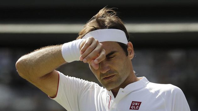 Roger Federer si otírá čelo při zápase s Kevinem Andersonem. Roger Federer si otírá čelo při zápase s Kevinem Andersonem.