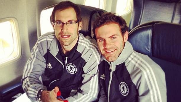 Petr Čech a Juan Mata v letadle při cestě do Prahy. Petr Čech a Juan Mata v letadle při cestě do Prahy.