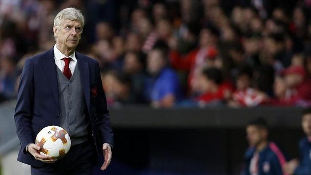 Arséne Wenger z Arsenalu v semifinále s Atlétikem. Arséne Wenger z Arsenalu v semifinále s Atlétikem.