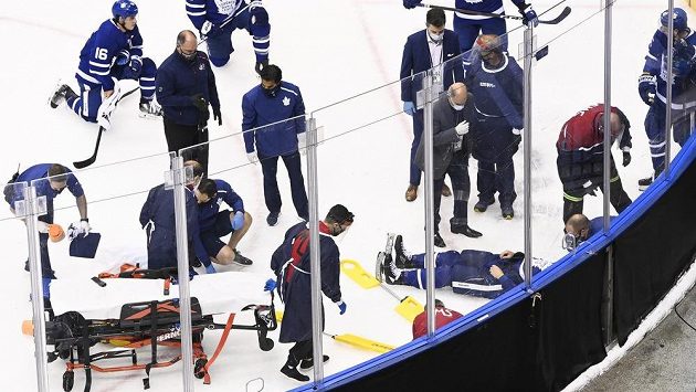 Obránce Toronta Jake Muzzin byl po nešťasté srážce převezen do nemocnice. Měl by být v pořádku. Obránce Toronta Jake Muzzin byl po nešťasté srážce převezen do nemocnice. Měl by být v pořádku.