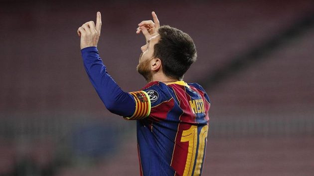Barcelonský Lionel Messi se raduje z proměněné penalty proti PSG. Barcelonský Lionel Messi se raduje z proměněné penalty proti PSG.