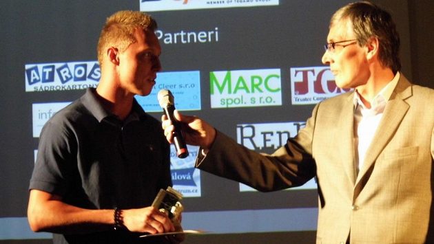 Moderátor Petr Vichnar vyzpovídal Kristiána Kolčáka (Slovan Bratislava), který poté předal cenu pro fotbalistu roku do rukou Ľubomíra Drahoše z týmu Masam. Moderátor Petr Vichnar vyzpovídal Kristiána Kolčáka (Slovan Bratislava), který poté předal cenu pro fotbalistu roku do rukou Ľubomíra Drahoše z týmu Masam.