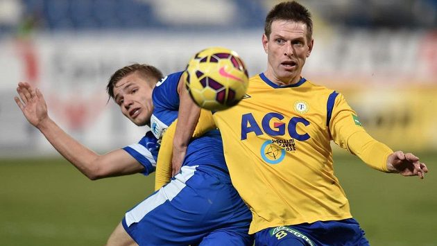 Štěpán Vachoušek z Teplic (vpravo) v souboji s libereckým záložníkem Martinem Frýdkem.. Štěpán Vachoušek z Teplic (vpravo) v souboji s libereckým záložníkem Martinem Frýdkem..