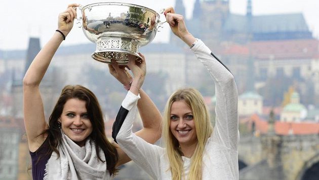České tenistky Lucie Šafářová (vlevo) a Petra Kvitová s pohárem pro vítězky Fed Cupu. České tenistky Lucie Šafářová (vlevo) a Petra Kvitová s pohárem pro vítězky Fed Cupu.