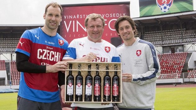 Víno je nachystáno, teď jen aby Petr Čech, Pavel Vrba, Tomáš Rosický a spol. měli dost důvodů ho otevřít... Víno je nachystáno, teď jen aby Petr Čech, Pavel Vrba, Tomáš Rosický a spol. měli dost důvodů ho otevřít...