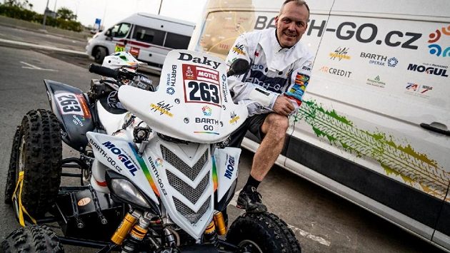 Čtyřkolkář Zdeněk Tůma, reprezentant týmu BARTH Racing, už má před startem Dakaru za sebou technické přejímky. Trvaly pět hodin. Čtyřkolkář Zdeněk Tůma, reprezentant týmu BARTH Racing, už má před startem Dakaru za sebou technické přejímky. Trvaly pět hodin.