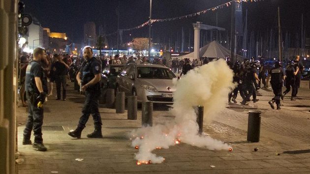 V Marseille se porvali fanoušci, situaci uklidnili až přivolané policejní jednotky. V Marseille se porvali fanoušci, situaci uklidnili až přivolané policejní jednotky.