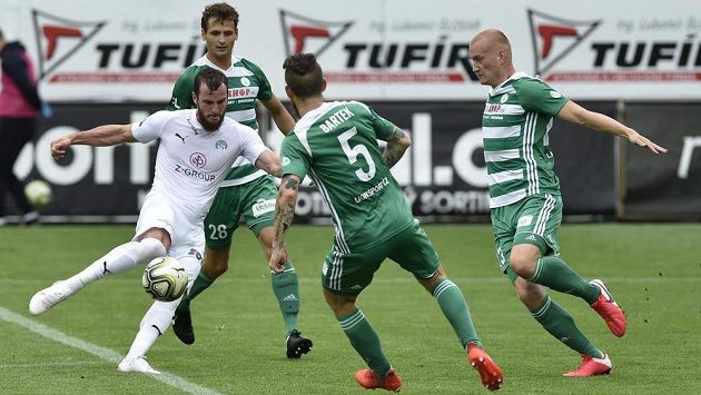Václav Jurečka ze Slovácka se probíjí obranou Bohemians. Václav Jurečka ze Slovácka se probíjí obranou Bohemians.