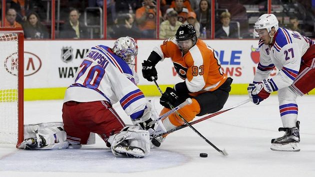 Útočník Philadelphie Jakub Voráček (93) překonává gólmana Rangers Mackenzieho Skapskiho (70), ani obránce Ryan McDonagh (27) gólu v prodloužení nezabránil. Útočník Philadelphie Jakub Voráček (93) překonává gólmana Rangers Mackenzieho Skapskiho (70), ani obránce Ryan McDonagh (27) gólu v prodloužení nezabránil.