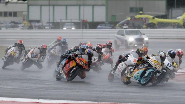 Jakub Kornfeil obsadil ve Velké ceně San Marina v třídě Moto3 sedmé místo. Na mokré trati v Misanu tak český jezdec zaznamenal svůj nejlepší letošní výsledek v mistrovství světa silničních motocyklů. Čtyřiadvacetiletý Kornfeil mohl pomýšlet ještě výš, ale ve čtvrtém z 23 okruhů ho zbrzdil pád. Jakub Kornfeil obsadil ve Velké ceně San Marina v třídě Moto3 sedmé místo. Na mokré trati v Misanu tak český jezdec zaznamenal svůj nejlepší letošní výsledek v mistrovství světa silničních motocyklů. Čtyřiadvacetiletý Kornfeil mohl pomýšlet ještě výš, ale ve čtvrtém z 23 okruhů ho zbrzdil pád.