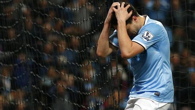 Zklamaný záložník Manchesteru City Samir Nasri po středeční remíze 2:2 proti poslednímu Sunderlandu. Zklamaný záložník Manchesteru City Samir Nasri po středeční remíze 2:2 proti poslednímu Sunderlandu.