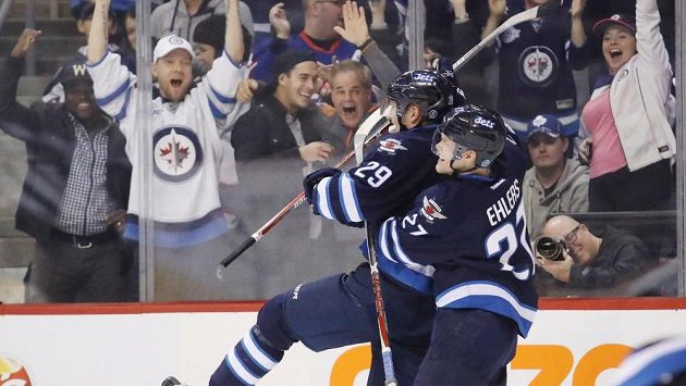 Útočník Winnipegu Patrik Laine (vlevo) slaví se spoluhráčem Nikolajem Ehlersem gól proti Torontu. Útočník Winnipegu Patrik Laine (vlevo) slaví se spoluhráčem Nikolajem Ehlersem gól proti Torontu.