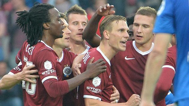 Zleva Costa Nhamoinesu, David Lafata, Lukáš Mareček, střelec Bořek Dočkal, Tiémoko Konaté, Pavel Kadeřábek ze Sparty se radují z gólu proti Liberci. Zleva Costa Nhamoinesu, David Lafata, Lukáš Mareček, střelec Bořek Dočkal, Tiémoko Konaté, Pavel Kadeřábek ze Sparty se radují z gólu proti Liberci.
