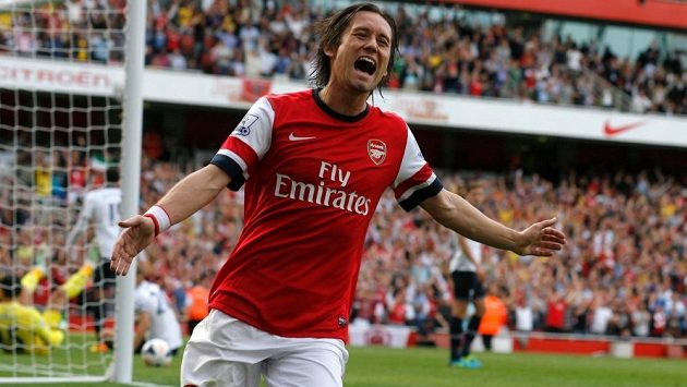 Tomáš Rosický se raduje z gólu spoluhráče Oliviera Girouda v utkání s Tottenhamem. Tomáš Rosický se raduje z gólu spoluhráče Oliviera Girouda v utkání s Tottenhamem.