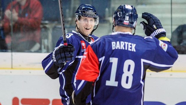 Liberecký Ondřej Vitásek (vlevo) a jeho spoluhráč Martin Bartek. Liberecký Ondřej Vitásek (vlevo) a jeho spoluhráč Martin Bartek.