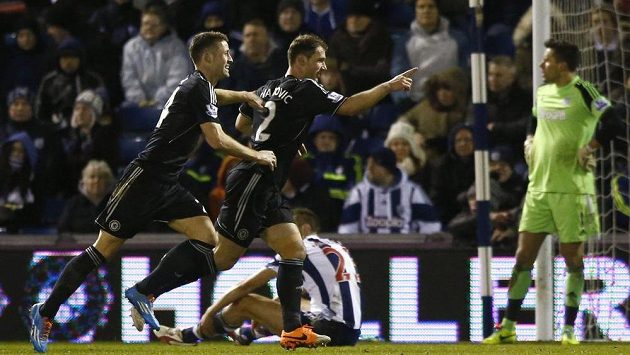 Fotbalista Chelsea Branislav Ivanovic (vpravo) slaví se spoluhráčem Garym Cahillem gól proti West Bromwichi. Výhru však nakonec neznamenal. Fotbalista Chelsea Branislav Ivanovic (vpravo) slaví se spoluhráčem Garym Cahillem gól proti West Bromwichi. Výhru však nakonec neznamenal.
