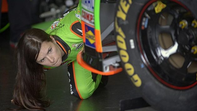 Danica Patricková pozorně prohlíží svůj nadupaný Chevrolet o výkonu 850 koňských sil, s nímž v Daytoně vyrazí do prestižního závodu série NASCAR. Danica Patricková pozorně prohlíží svůj nadupaný Chevrolet o výkonu 850 koňských sil, s nímž v Daytoně vyrazí do prestižního závodu série NASCAR.