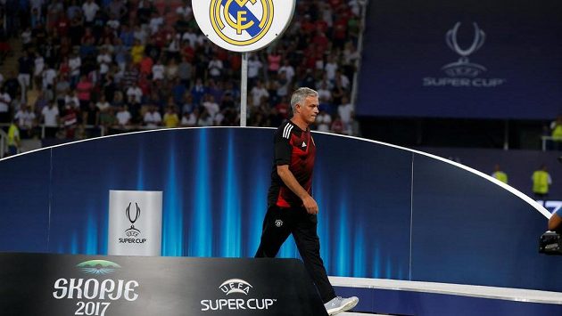 Zklamaný kouč Manchesteru United José Mourinho po porážce v Superpoháru. Zklamaný kouč Manchesteru United José Mourinho po porážce v Superpoháru.