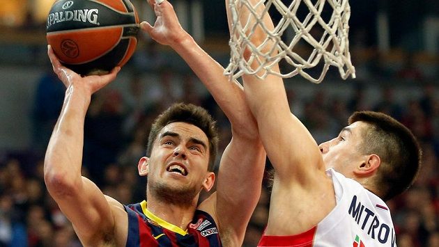 Tomáš Satoranský v dresu Barcelony (vlevo) v souboji s Lukou Mitrovičem z Bělehradu. Tomáš Satoranský v dresu Barcelony (vlevo) v souboji s Lukou Mitrovičem z Bělehradu.